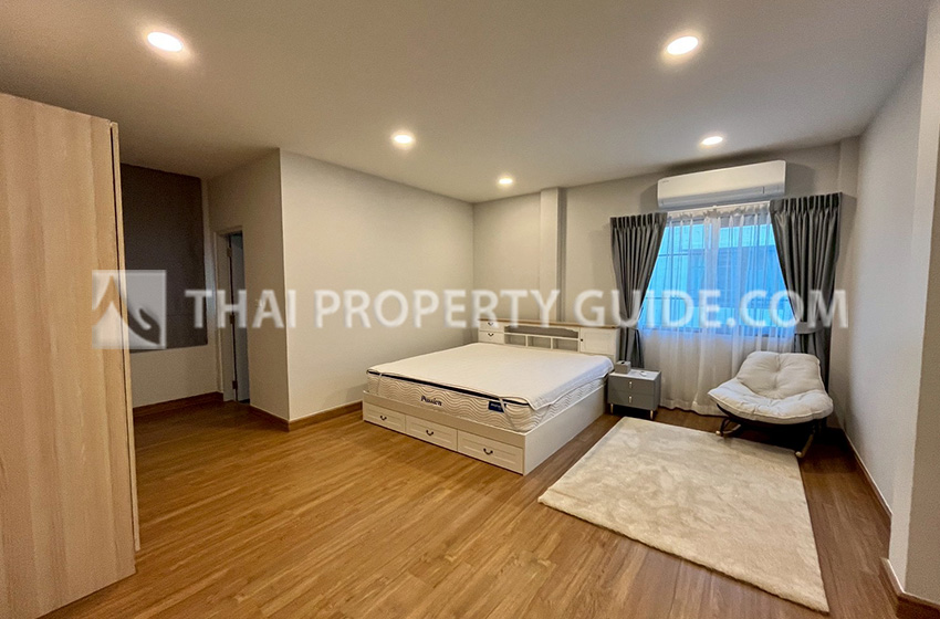 House with Shared Pool in Bangnatrad 